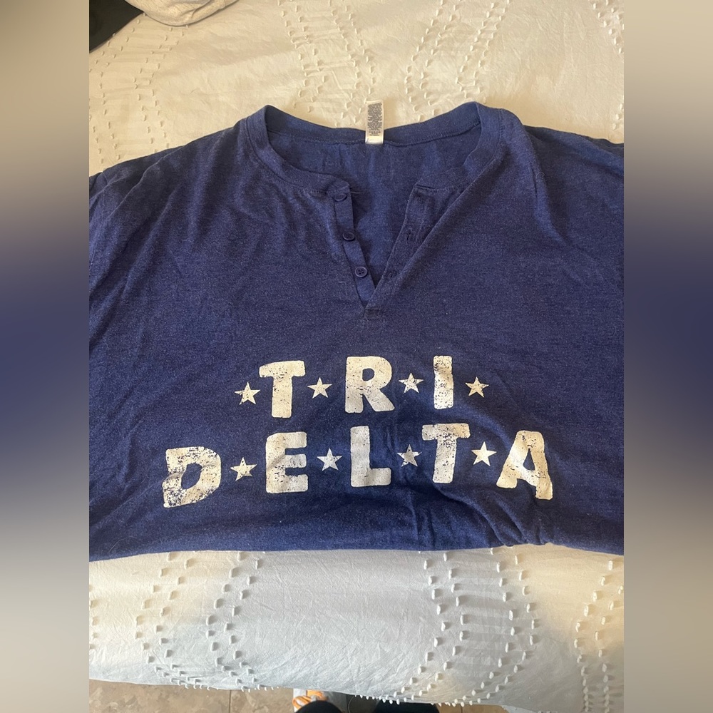 Short sleeve tri delta Henley